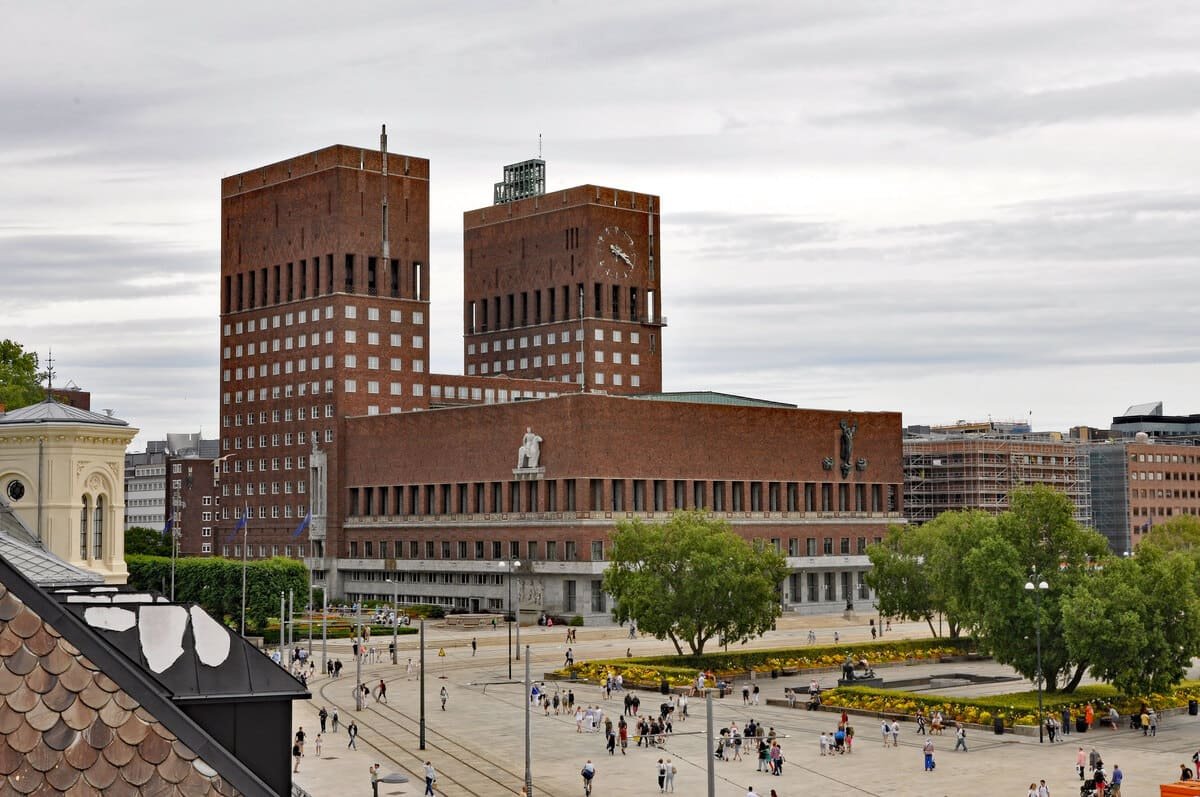 Prefeitura de Oslo, com suas duas torres de tijolos e a praça diante do edifício onde acontece a entrega do Nobel da Paz.