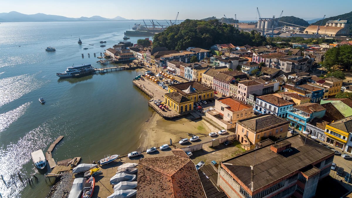 Vista de São Francisco do Sul com a orla, embarcações e instalações portuárias ao fundo, ilustrando artigo Barca Colon: o que os registros contam sobre a travessia.